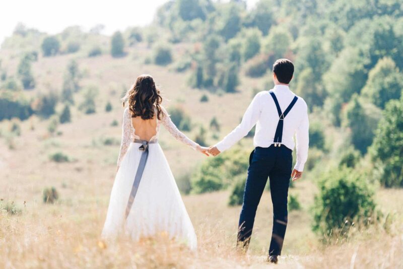 couple-facing-away-wedding