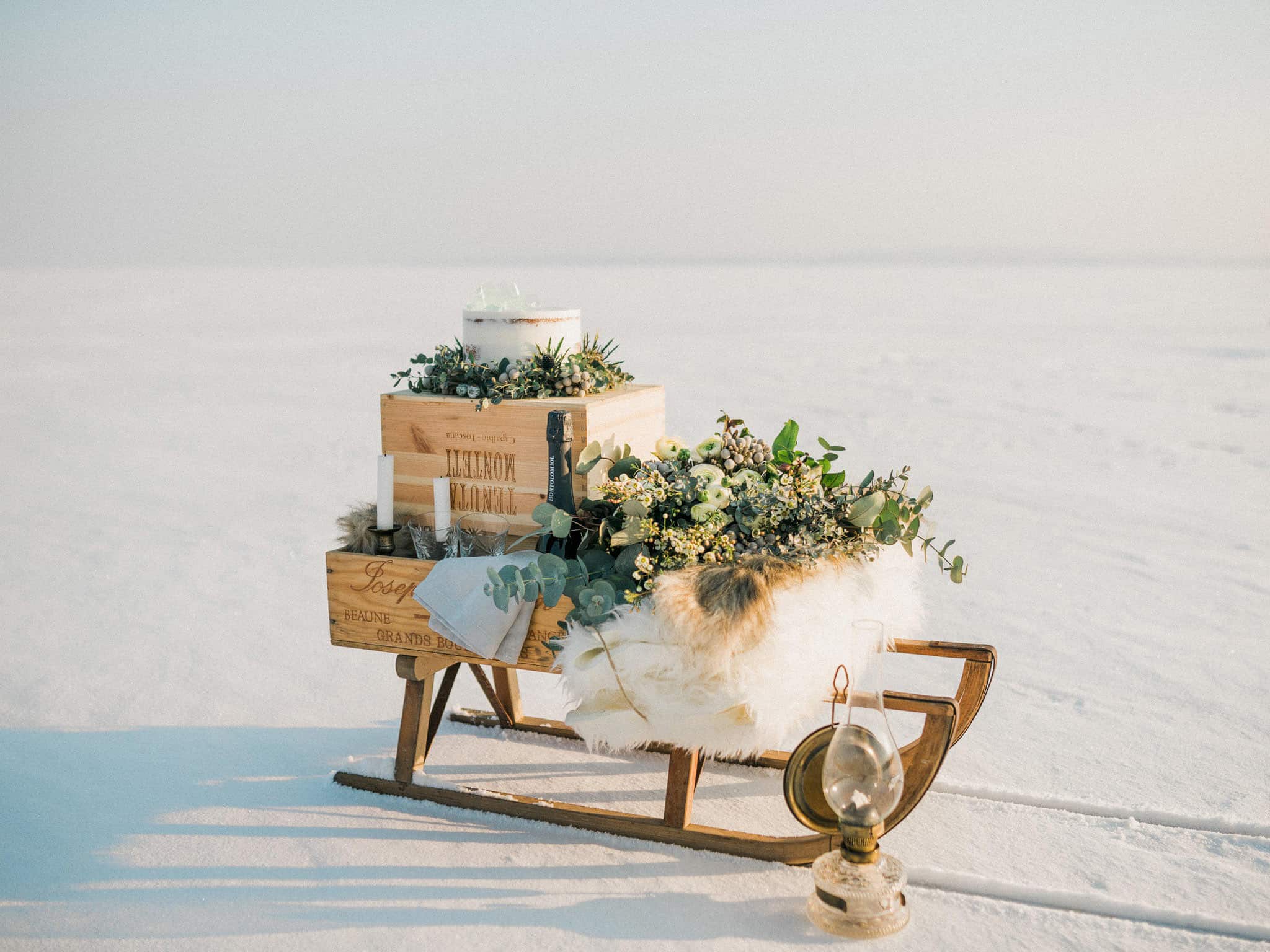 08_wedoverhills_elopement_inspiration_sledge_cake