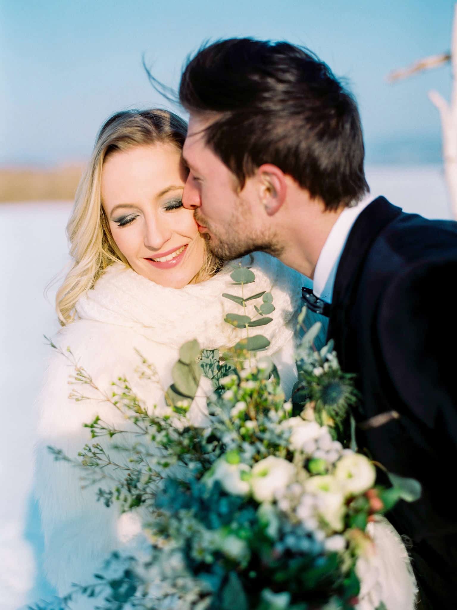 15_wedoverhills_elopement_inspiration_kiss