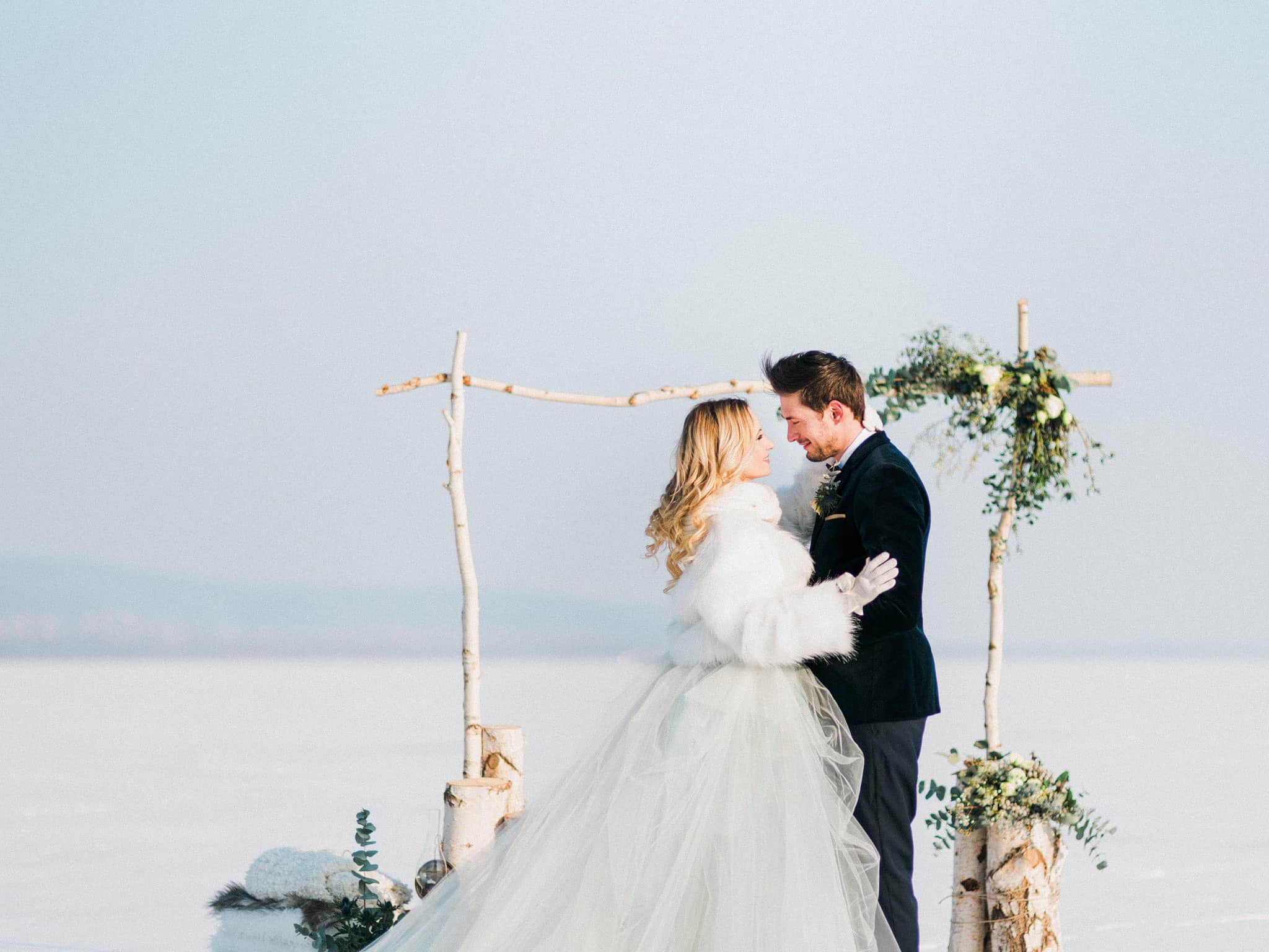 31_wedoverhills_elopement_inspiration_under_love_gate