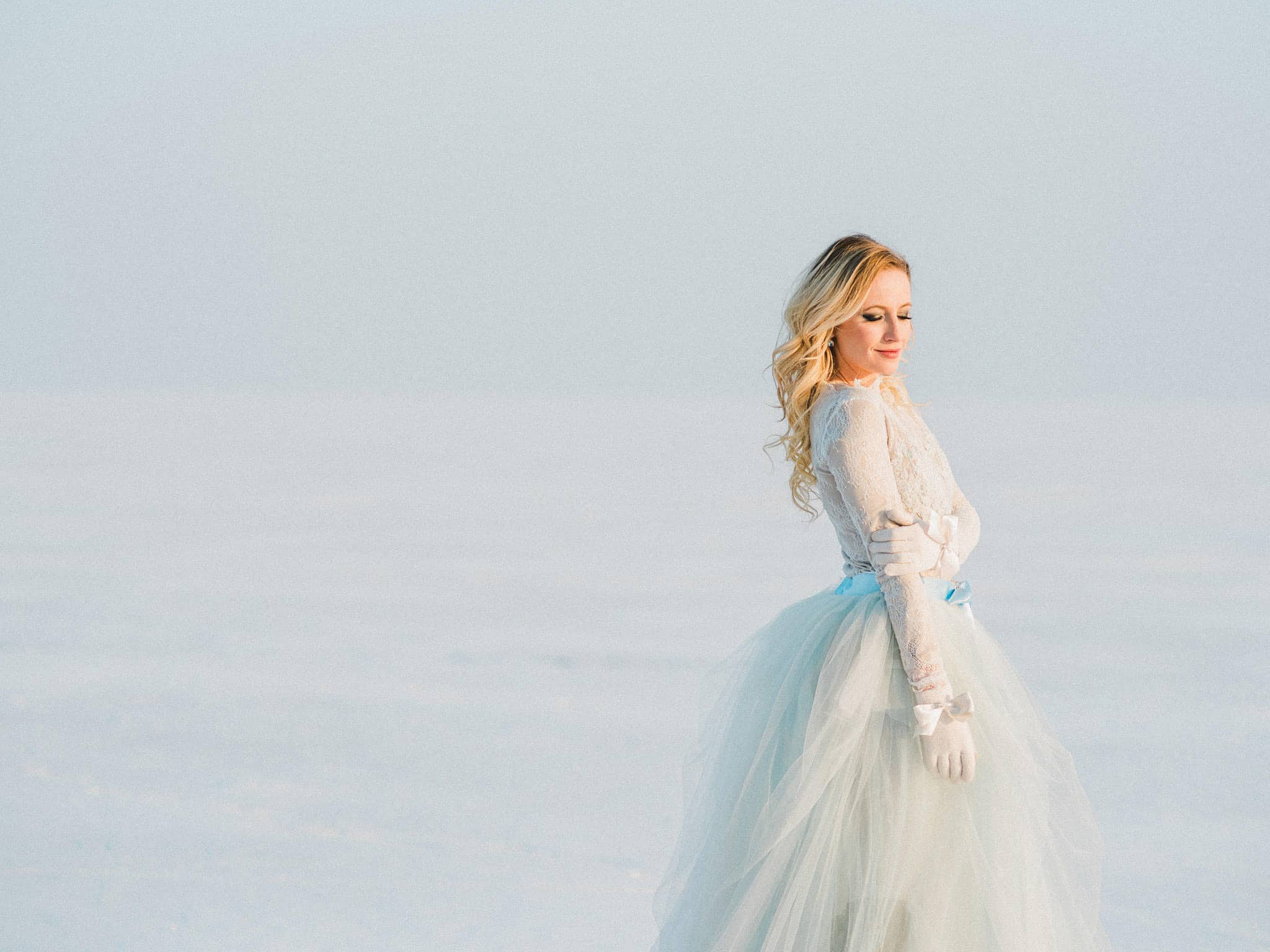 32_wedoverhills_bride_in_snow