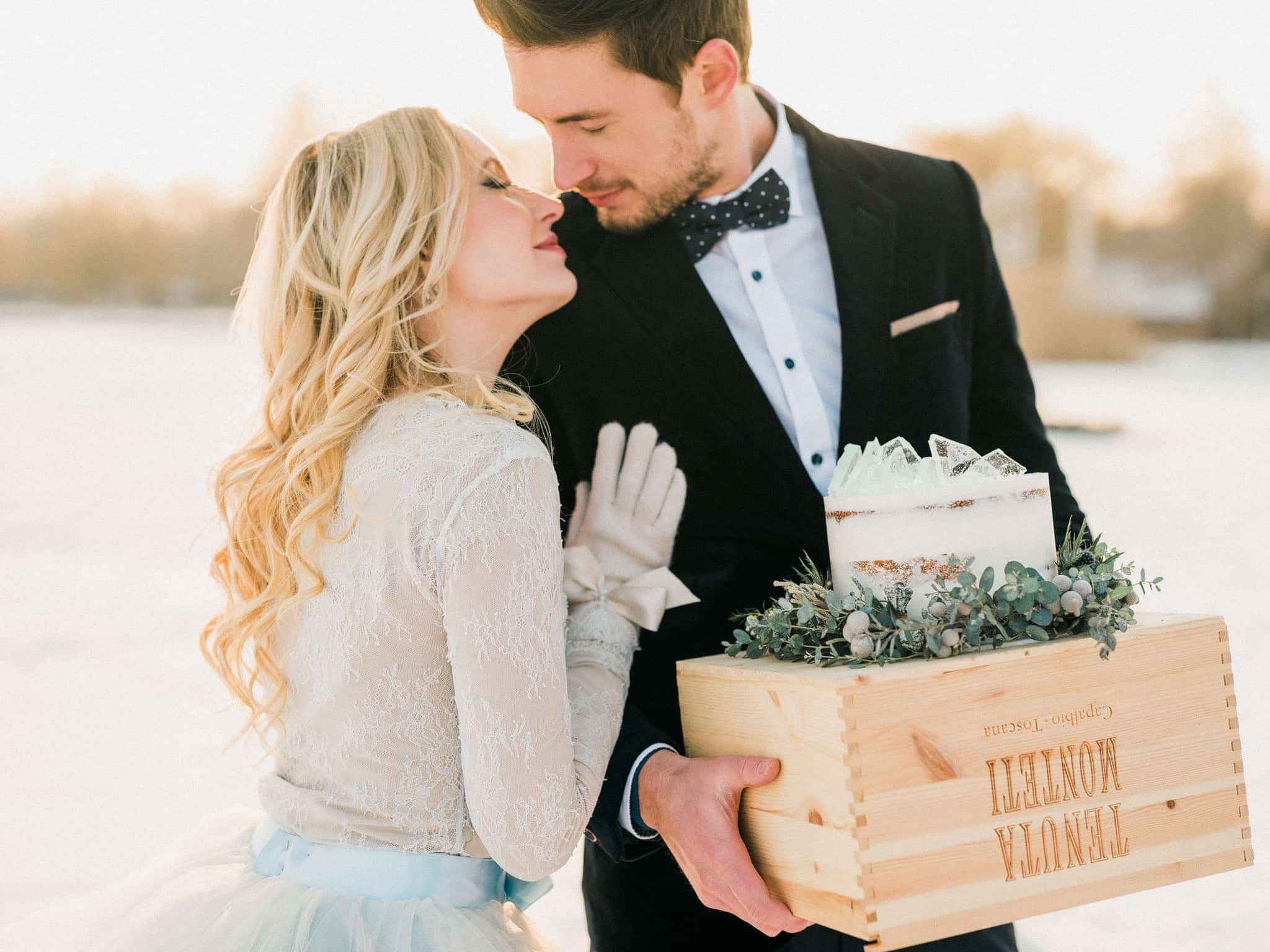 45_wedoverhills_bride_groom_holding_wedding_cake